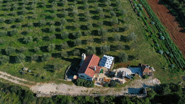 Maison en pierre entourée par la nature en Croatie