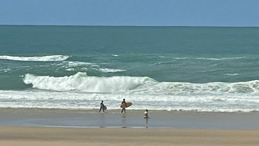 vagues idéales pour les surfeurs sur la plage de Lacanau