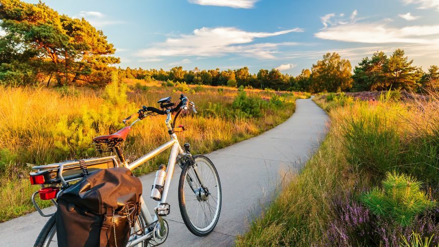 importance de faire des activités durables en voyage, comme le vélo