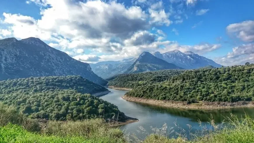 fleuve Cedrino entouré par la nature préservée
