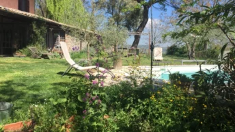 jardin avec piscine à  B&B Casale Hortensiae