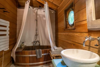 petit sauna dans la cabane perchée