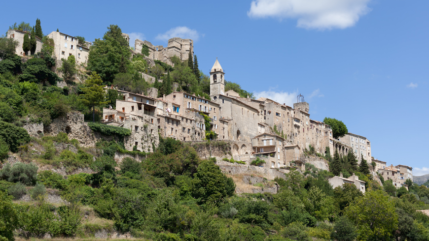 village de montbrun-les-bains dans le parc des baronnies