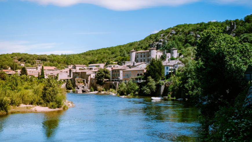 vue sur le village de Vogüé et sa rivière