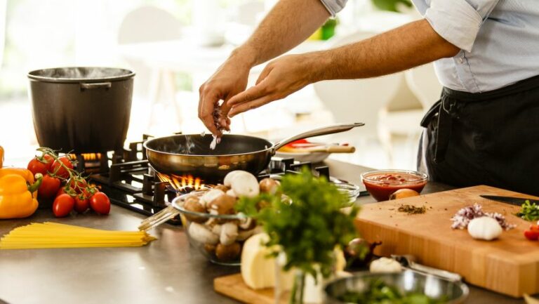 cuisiner à la maison pour réduire l'impact environnemental de l'alimentation