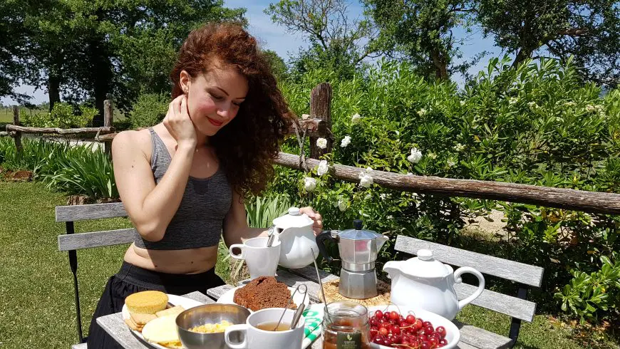 Petit-déjeuner dans le jardin à l'agritourisme Sant'Egle