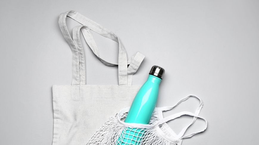 bouteille d'eau et sac en tissu