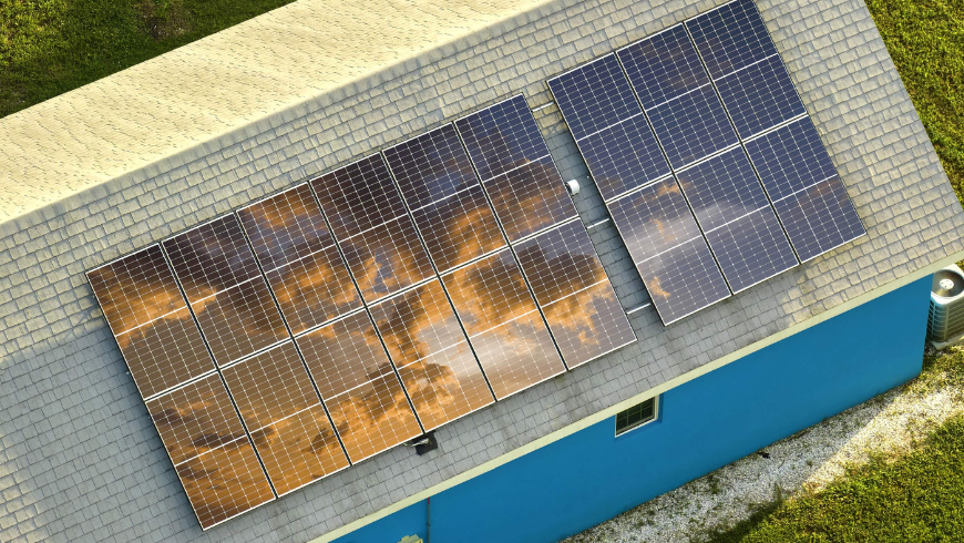 Panneaux solaires photovoltaïques installés sur le toit d'un établissement