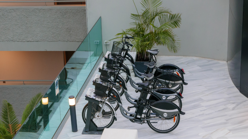 Vélos garés dans les porte-vélos 