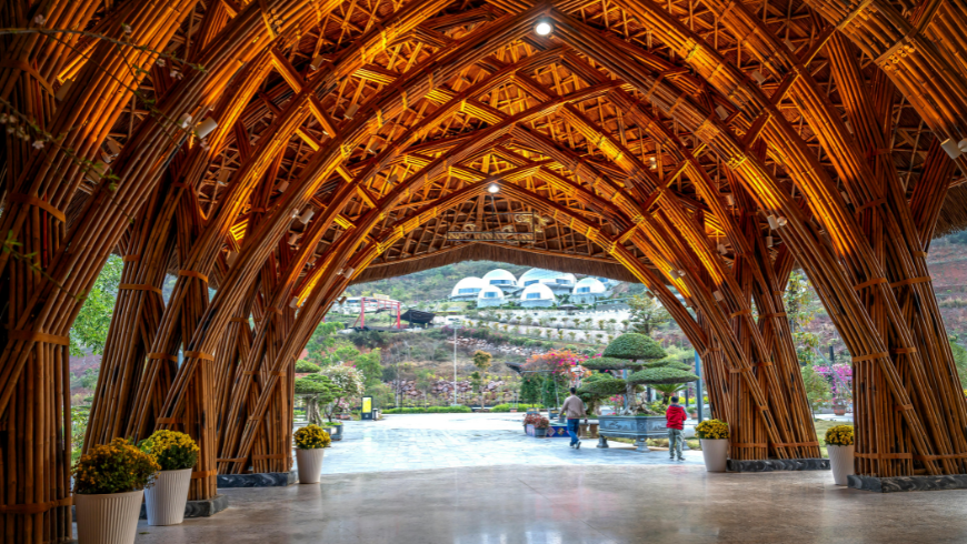 Sur cette photo on voit une construction en bambou réalisée avec des arcades.