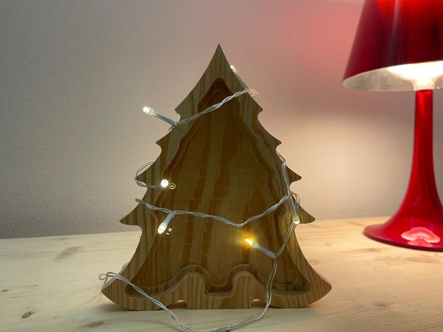 Arbre de Noël en bois avec des lumières