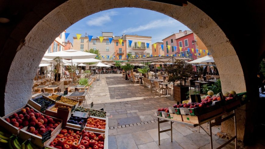 Marché de produits frais et locaux sur une place en France, tourisme durable