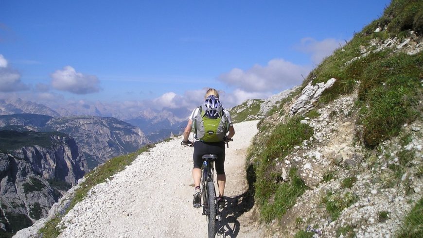 Cycliste sur une voie verte en montagne en France, voyage éco-responsable et tourisme durable