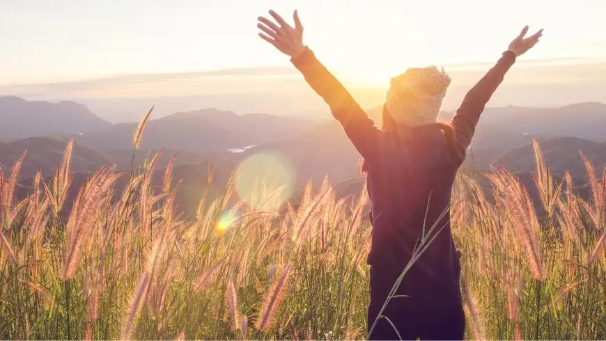 Photo d'une femme qui regarde l'horizon.