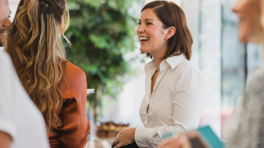 Photo d'une femme et d'autres personnes dans une entreprises.