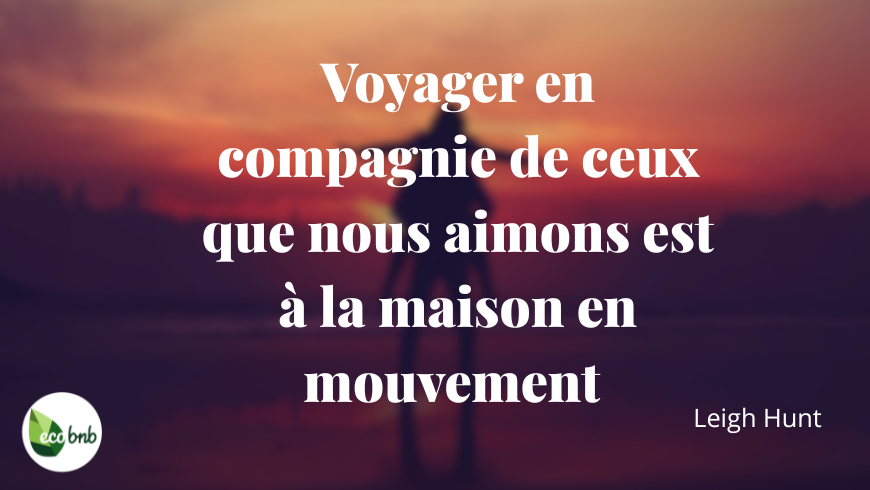 Citation de voyage sur l’amour en typographie élégante sur une image d’un couple en mouvement, dans une atmosphère chaleureuse et évocatrice qui transmet le sentiment d’être chez soi en voyage.