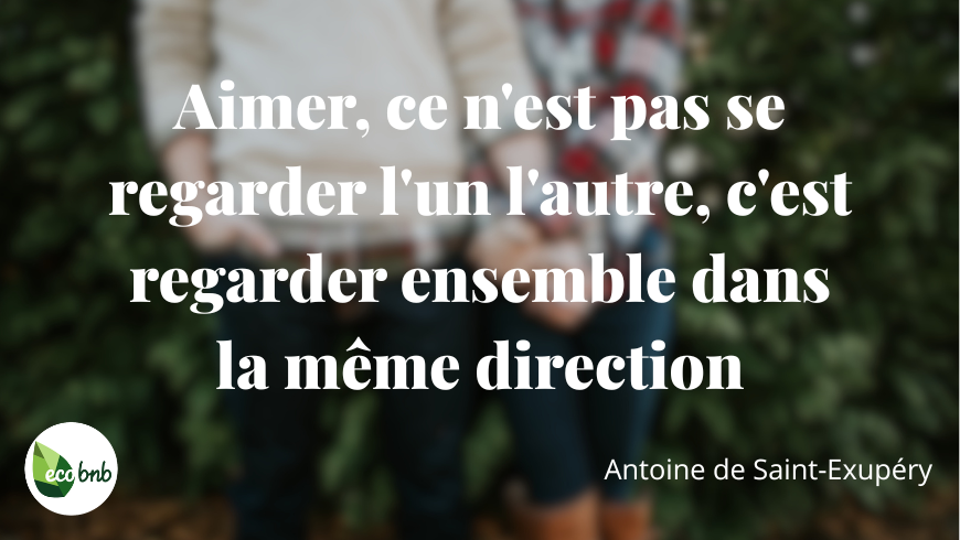 Citation d’amour poétique d’Antoine de Saint-Exupéry en typographie blanche élégante sur un fond naturel chaud et légèrement flou aux tons automnaux, avec le logo Eco BnB.