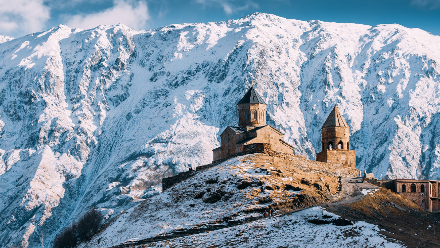 Stepantsminda, Géorgie. Célèbre Trinité de Gergeti Tsminda Sameb
