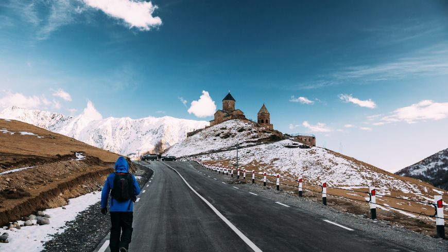 Stepantsminda, Gergeti, Géorgie. Homme, touriste, routard, voyageur