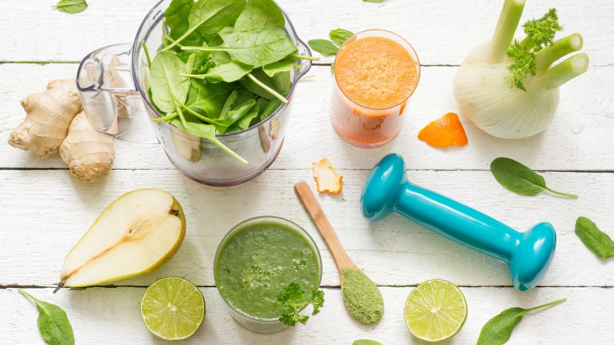 sélection d’aliments naturels disposés sur une table. Elle évoque une alimentation saine, durable et un mode de vie respectueux de l’environnement.