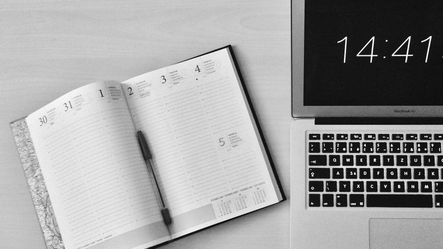 Espace de travail minimaliste avec un ordinateur portable et un MacBook